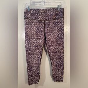 Fabletics EUC gray snakeskin print cropped leggings Size medium